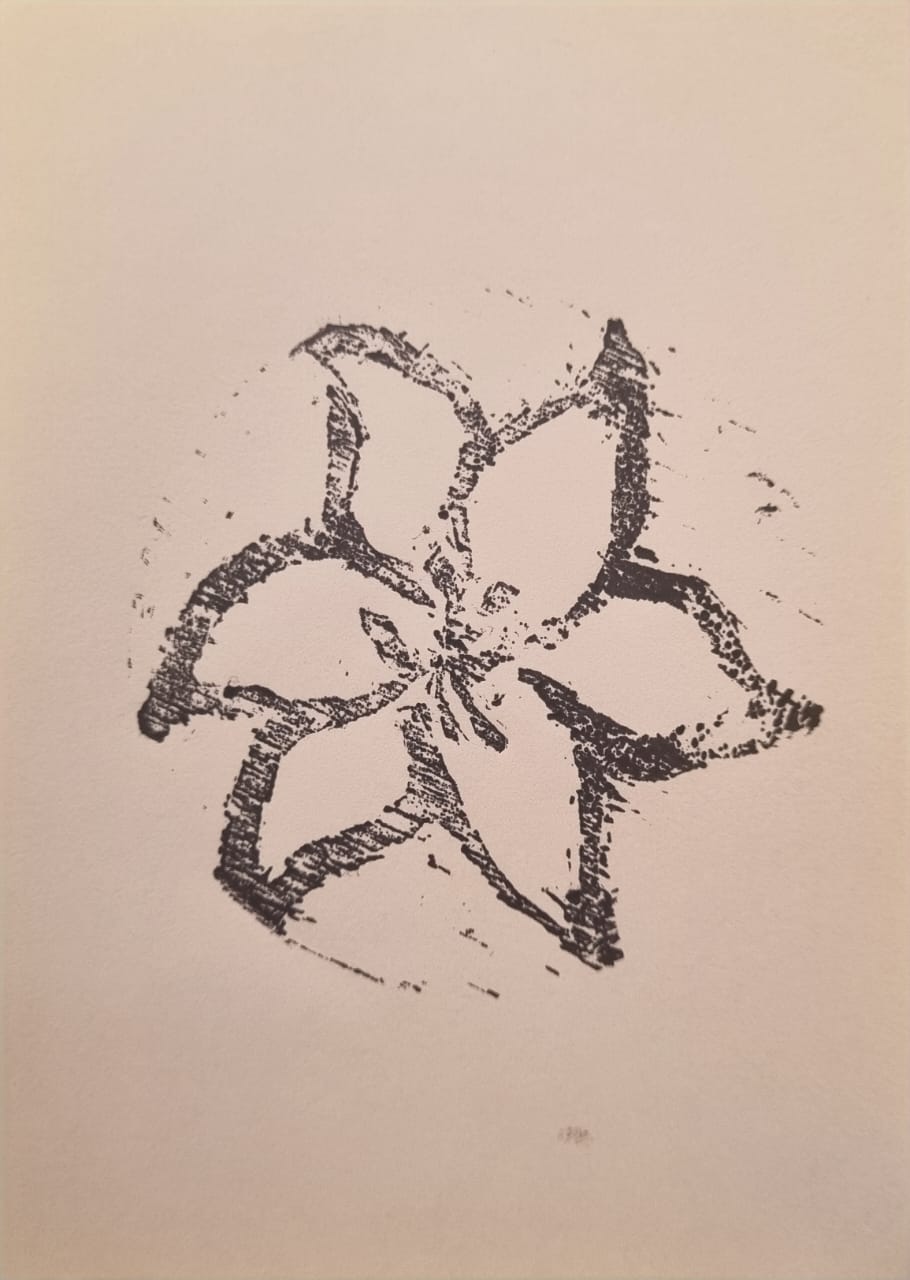 Gravura artesanal de um lírio