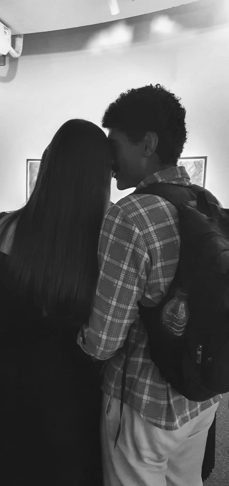 Aline e Arthur se beijando durante uma exposição de fotografias
